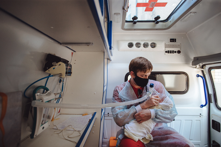 «Показать лицо эпидемии»: борьбе российских медиков с коронавирусом посвятили фотовыставку